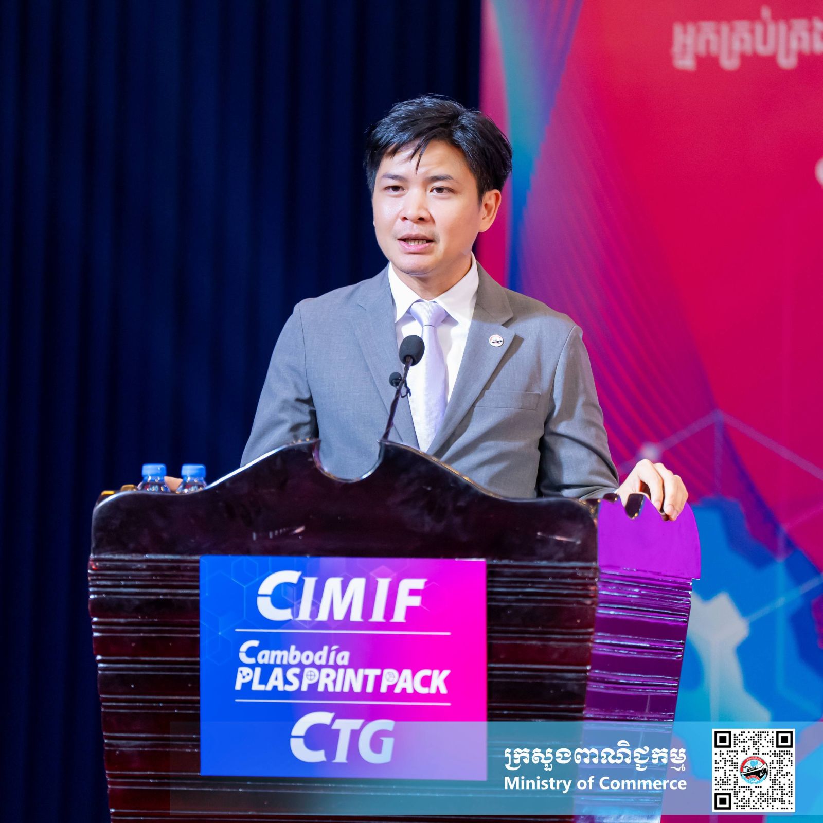 His Excellency SAMHENG Bora, Secretary of State of the Ministry of Commerce, Presides over the Opening of a Discussion on “Strengthening Trade, Investment and Logistics Connectivity: Promoting Private Sector Development and Cambodian Products Diversification” ...