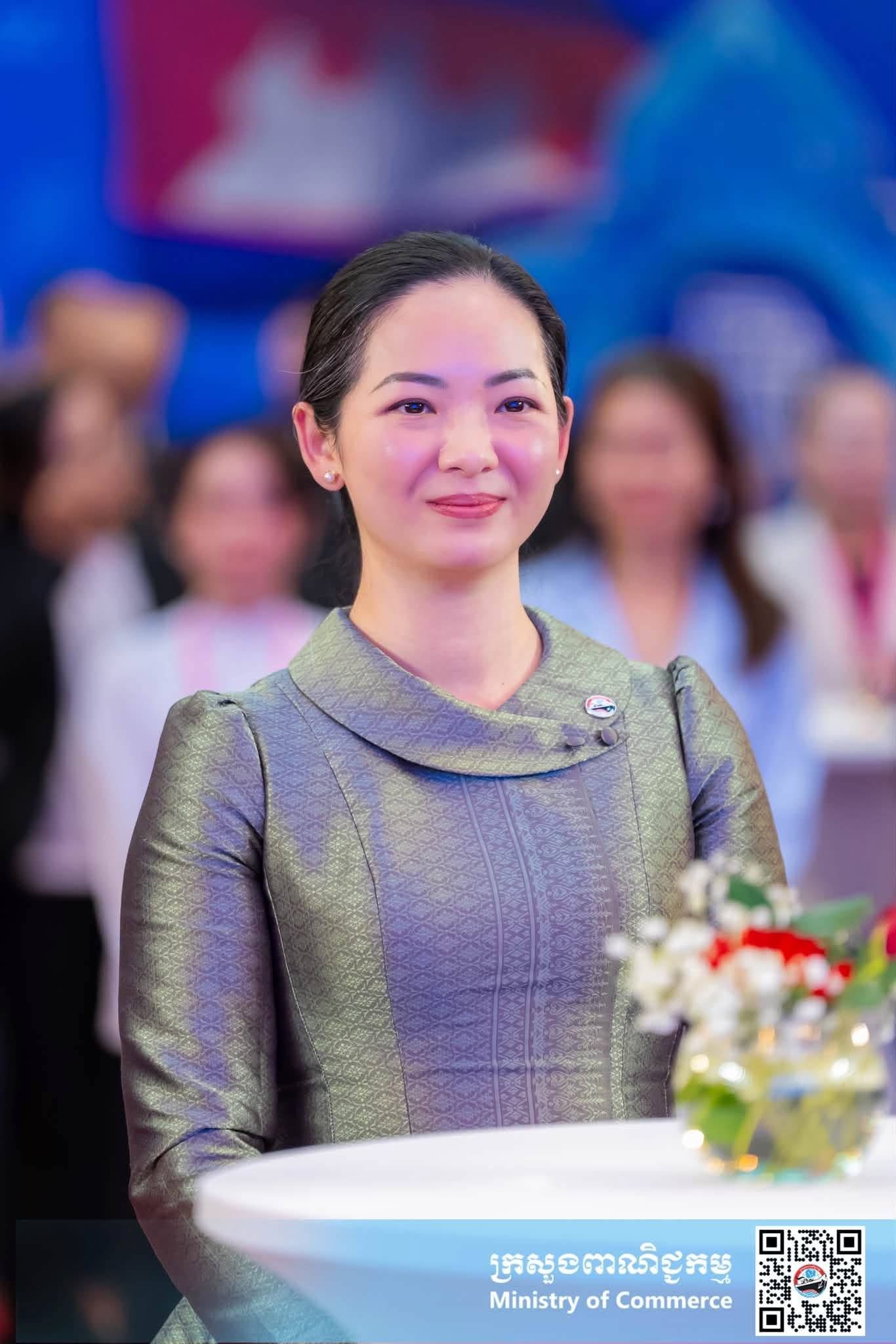 លោកជំទាវ ចម និម្មល រដ្ឋមន្ត្រីក្រសួងពាណិជ្ជកម្ម អញ្ជើញជាអធិបតីក្នុងកម្មវិធីជំនួបបណ្តាញទំនាក់ទំនងកម្ពុជា-ព្រីតថេន-សហរដ្ឋអាម៉េរិក (Cambodia-UK-U.S. Joint Networking Reception) ក្នុង "វេទិកាពាណិជ្ជកម្មឌីជីថលកម្ពុជា និងពិព័រណ៍អនឡាញ លើកទី៣"