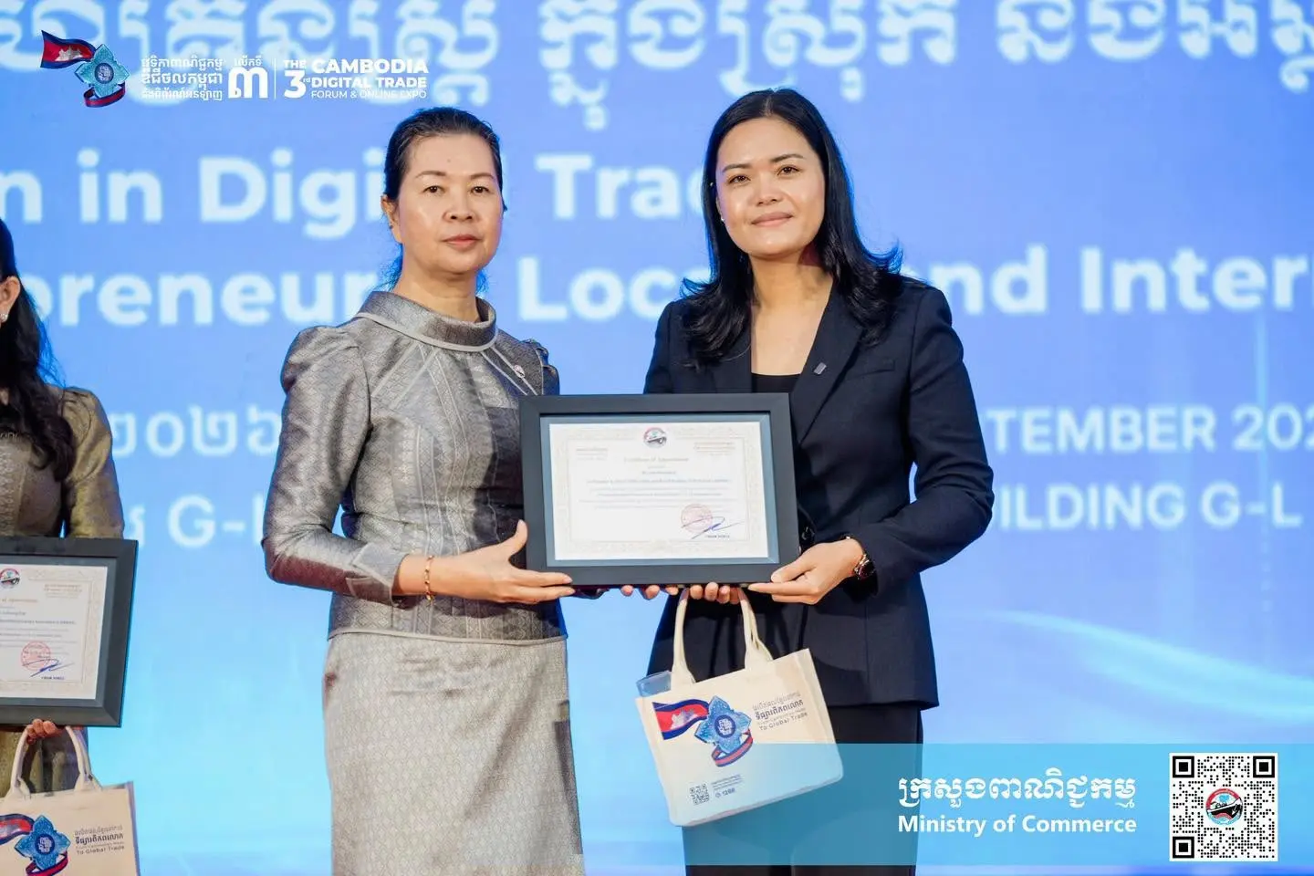 លោកជំទាវ តឹករ៉េត កំរង រដ្ឋលេខាធិការ ក្រសួងពាណិជ្ជកម្ម អញ្ជើញជាអធិបតីក្នុងពិធីបើកកម្មវិធី «ស្ត្រីក្នុងវិស័យពាណិជ្ជកម្មឌីជីថល (Women in Digital Trade)»