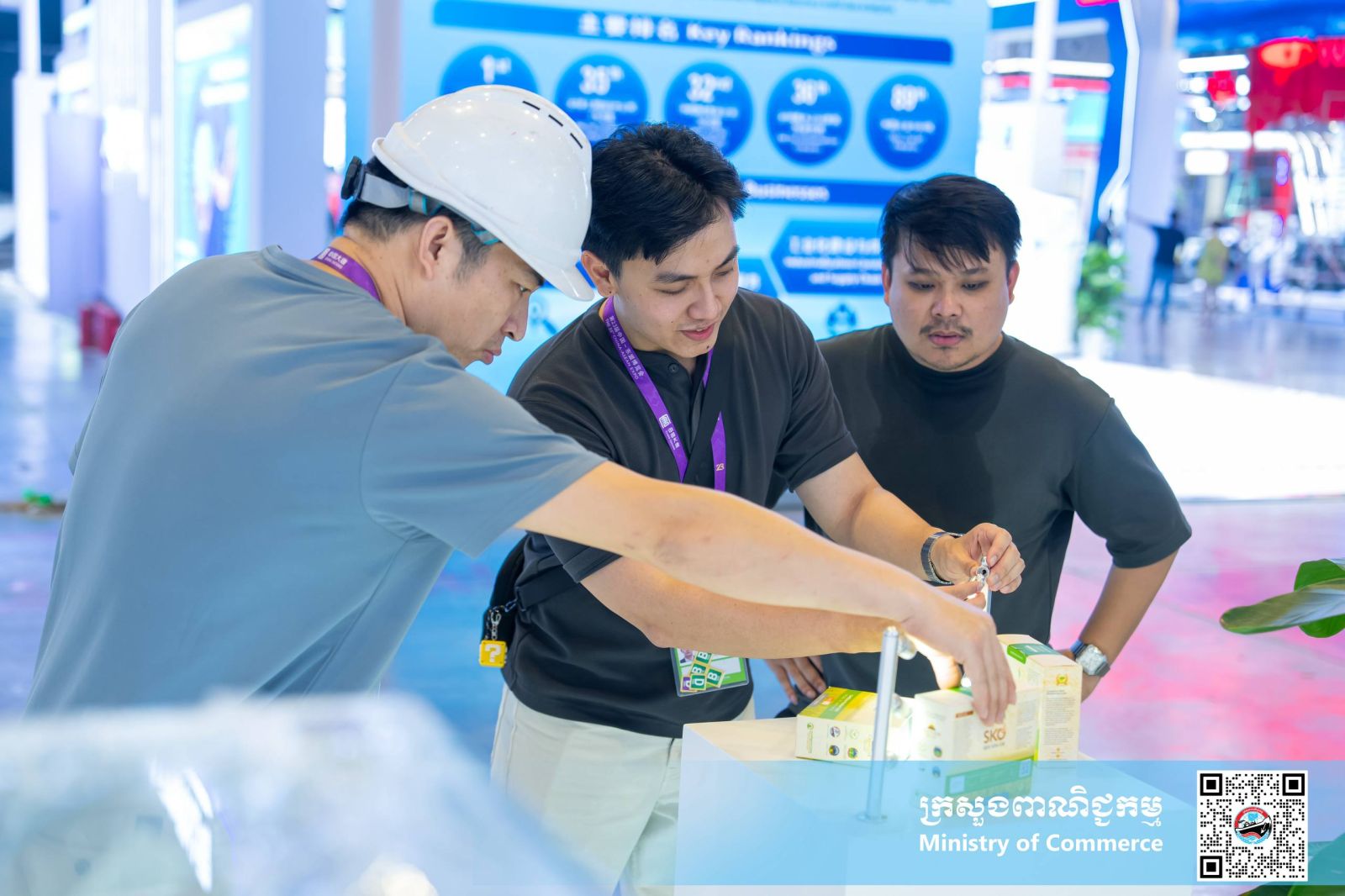 ឯកឧត្តម សំហេង បូរ៉ា រដ្ឋលេខាធិការក្រសួងពាណិជ្ជកម្ម បានដឹកនាំក្រុមការងារបច្ចេកទេសចុះពិនិត្យមើលវឌ្ឍនភាពការងារនៃការរៀបចំ និងចូលរួមពិព័រណ៍ចិន-អាស៊ាន លើកទី២៣ នៅមជ្ឈមណ្ឌលតាំងពិព័រណ៍ និងសន្និសីទអន្តរជាតិក្រុងណាននីង តំបន់ស្វយ័តក្វាងស៊ី សាធារណរដ្ឋប្រជាមានិតចិន