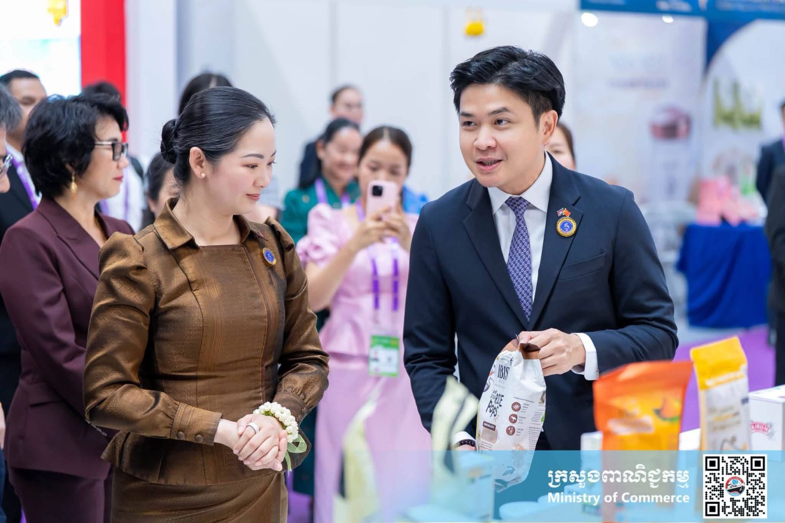 លោកជំទាវ ចម និម្មល រដ្ឋមន្ត្រីក្រសួងពាណិជ្ជកម្ម និងជាប្រធានគណៈកម្មការអន្តរក្រសួងដើម្បីរៀបចំ និងចូលរួមពិព័រណ៍ពិភពលោក និងពិព័រណ៍ពាណិជ្ជកម្មអន្តរជាតិ អញ្ជើញជាអធិបតីសម្ពោធស្តង់ពិព័រណ៍ពាណិជ្ជកម្មរបស់កម្ពុជា នាឱកាសព្រឹត្តិការណ៍ពិព័រណ៍ចិន-អាស៊ាន លើកទី២៣