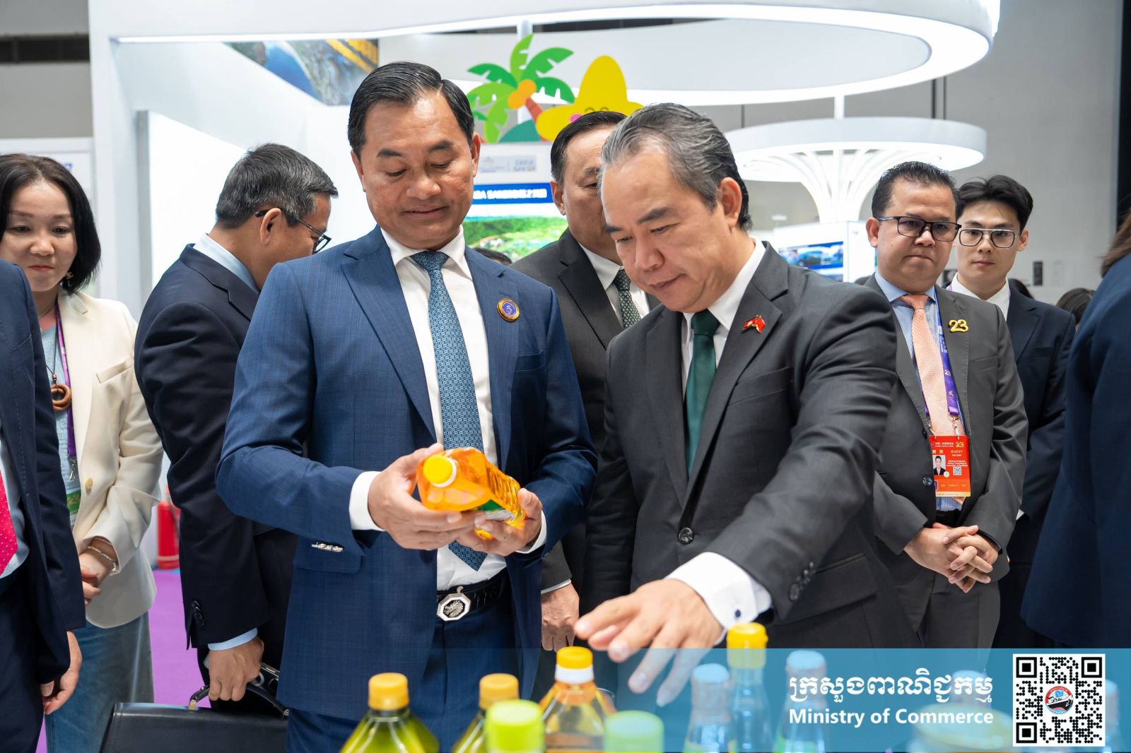 លោកជំទាវ ចម និម្មល រដ្ឋមន្ត្រីក្រសួងពាណិជ្ជកម្ម និងជាប្រធានគណៈកម្មការអន្តរក្រសួងដើម្បីរៀបចំ និងចូលរួមពិព័រណ៍ពិភពលោក និងពិព័រណ៍ពាណិជ្ជកម្មអន្តរជាតិ អញ្ជើញជាអធិបតីសម្ពោធស្តង់ពិព័រណ៍ពាណិជ្ជកម្មរបស់កម្ពុជា នាឱកាសព្រឹត្តិការណ៍ពិព័រណ៍ចិន-អាស៊ាន លើកទី២៣