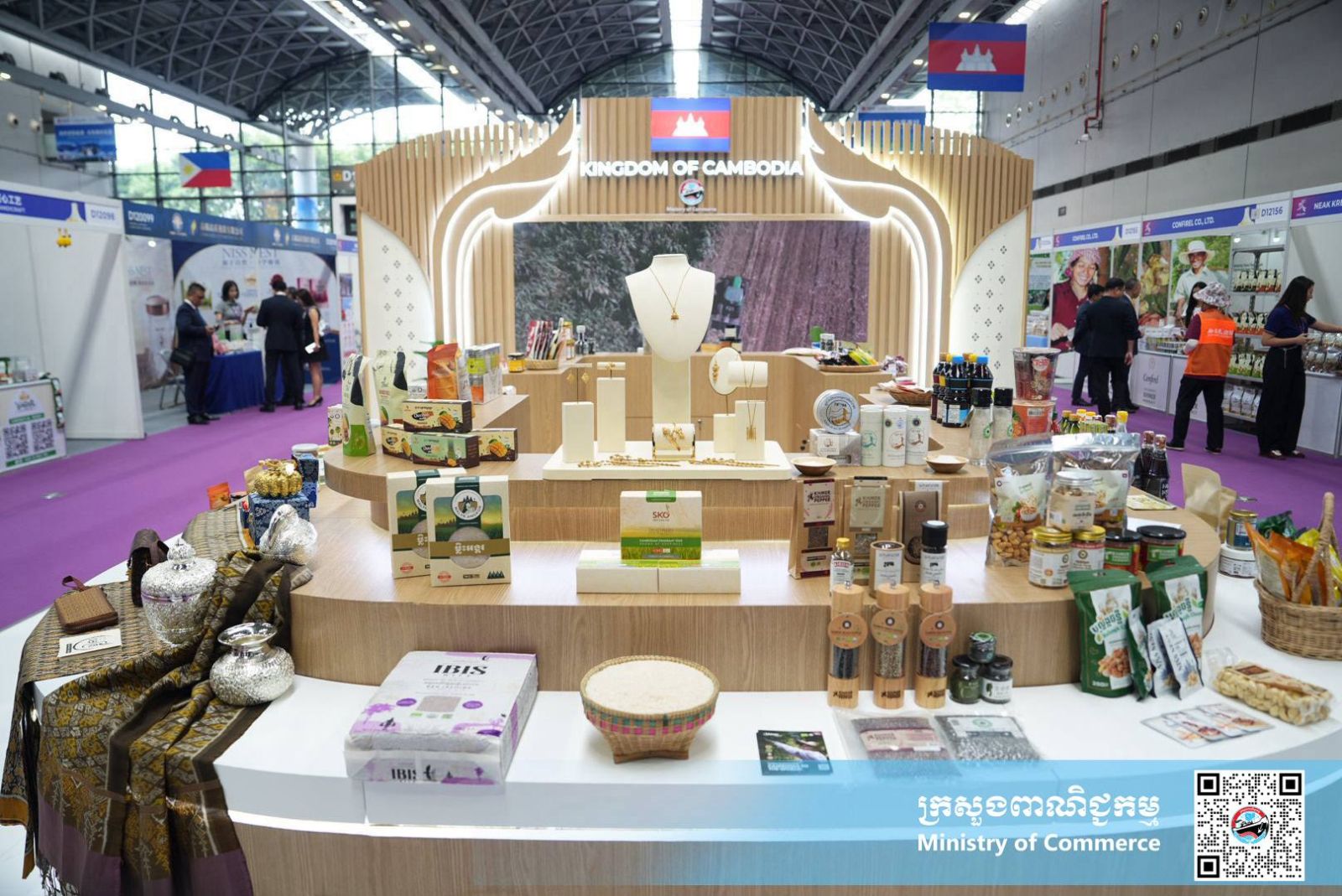 លោកជំទាវ ចម និម្មល រដ្ឋមន្ត្រីក្រសួងពាណិជ្ជកម្ម និងជាប្រធានគណៈកម្មការអន្តរក្រសួងដើម្បីរៀបចំ និងចូលរួមពិព័រណ៍ពិភពលោក និងពិព័រណ៍ពាណិជ្ជកម្មអន្តរជាតិ អញ្ជើញជាអធិបតីសម្ពោធស្តង់ពិព័រណ៍ពាណិជ្ជកម្មរបស់កម្ពុជា នាឱកាសព្រឹត្តិការណ៍ពិព័រណ៍ចិន-អាស៊ាន លើកទី២៣