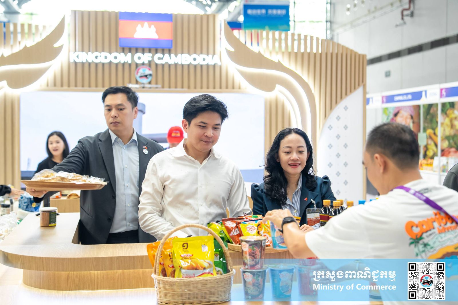 ឯកឧត្តម សំហេង បូរ៉ា រដ្ឋលេខាធិការក្រសួងពាណិជ្ជកម្ម បានដឹកនាំក្រុមការងារបច្ចេកទេសចុះពិនិត្យមើលវឌ្ឍនភាពការងារនៃការរៀបចំ និងចូលរួមពិព័រណ៍ចិន-អាស៊ាន លើកទី២៣ នៅមជ្ឈមណ្ឌលតាំងពិព័រណ៍ និងសន្និសីទអន្តរជាតិក្រុងណាននីង តំបន់ស្វយ័តក្វាងស៊ី សាធារណរដ្ឋប្រជាមានិតចិន