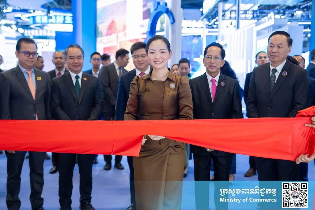 លោកជំទាវ ចម និម្មល រដ្ឋមន្ត្រីក្រសួងពាណិជ្ជកម្ម និងជាប្រធានគណៈកម្មការអន្តរក្រសួងដើម្បីរៀបចំ និងចូលរួមពិព័រណ៍ពិភពលោក និងពិព័រណ៍ពាណិជ្ជកម្មអន្តរជាតិ អញ្ជើញជាអធិបតីសម្ពោធពន្លាជាតិកម្ពុជា នាឱកាសព្រឹត្តិការណ៍ពិព័រណ៍ចិន-អាស៊ាន លើកទី២៣
